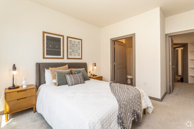 2BR, 2BA - 1200SF