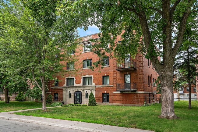 Photo - 7 Av Roosevelt Ave