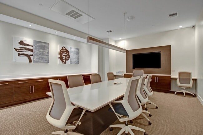 Fiona Meeting Room: A Contemporary Space for Productive Meetings