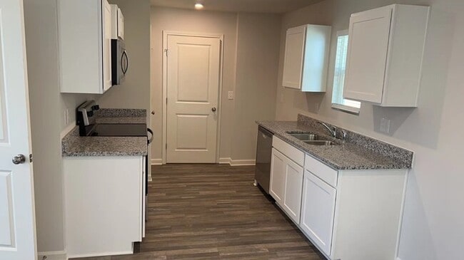 Building Photo - Charming single family house!3bedrooms, 3b...