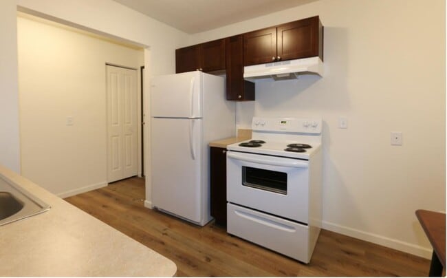 Kitchen - The Cove Apartments