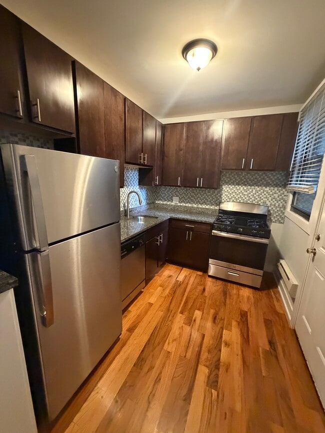 Building Photo - 3721 N Pine Grove Ave Unit 1
