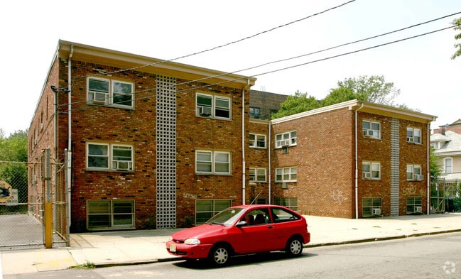 Building Photo - Professional Management, Modern, Large Apt...