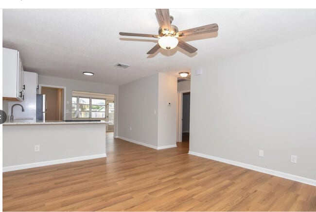Photo - 423 SE Parkway Dr