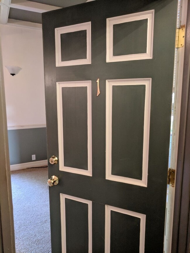 Photo - Beautiful Ground Level 1Bed/1Bath with Deck Close to Downtown Albany! Unit 1