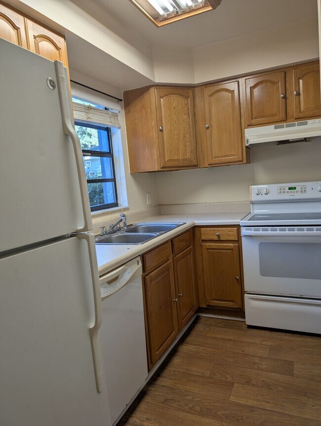 Photo - $1100 - 2 Bed/1½ Bath Townhouse - Mossy Oa...