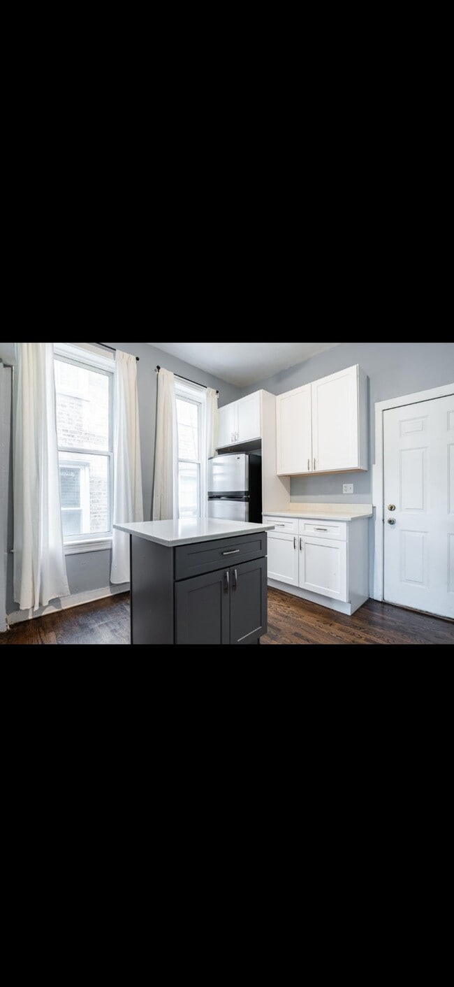 Building Photo - 2527 W Division St