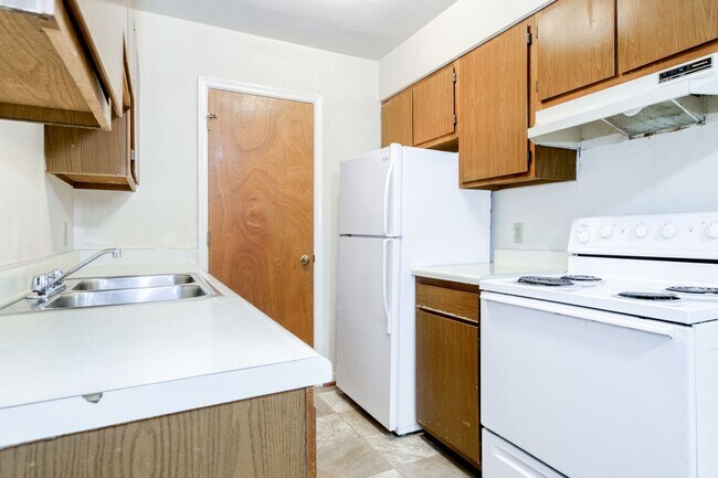 Photo - 2 bed/1 bath Undergrads. On bus line. Pet Friendly. Unit B