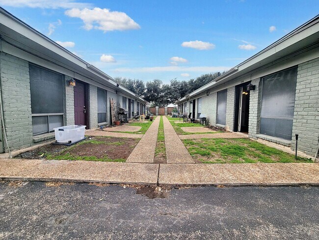 Photo - 618 W 51st St Unit 104