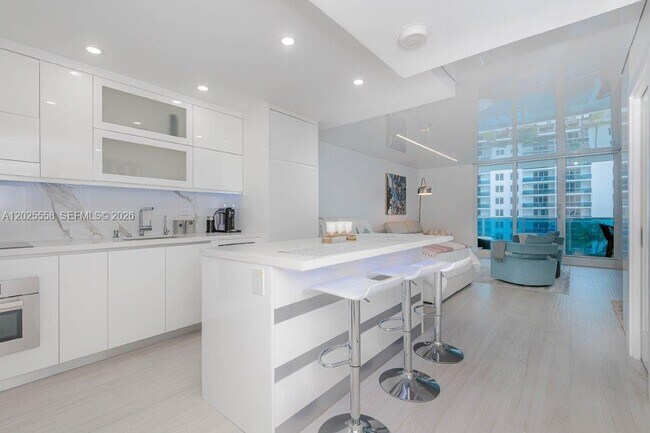 Building Photo - 2301 Collins Ave Unit 811