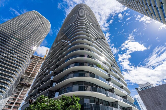 Building Photo - 55 SW 9th St Unit 2407