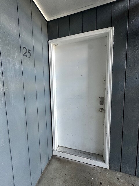 Building Photo - 2-Bedroom Apartment, 1st Floor, Near Transportation Unit 25