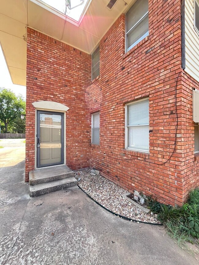 Building Photo - 3617 N Drexel Blvd Unit 3617-1/2 N Drexel Blvd
