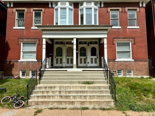 Building Photo - 2747 Armand Pl Unit 2F