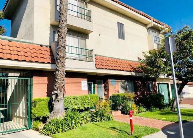 Granada Apartments - Granada Apartments