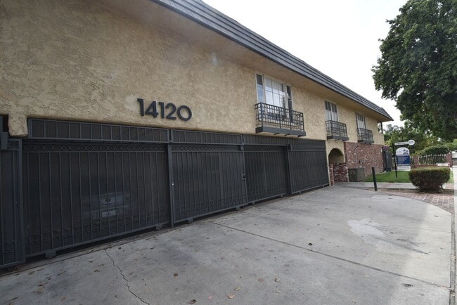 Building Photo - 14120 Hamlin St Rental