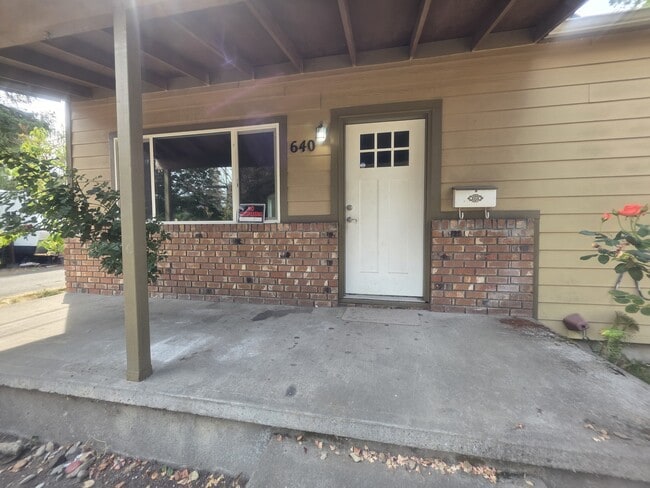 Photo - 640-MHH2640 South St NE