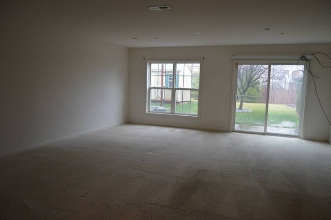 2550 Emerson Drive Unidad 1st-floor bedroom (XL)