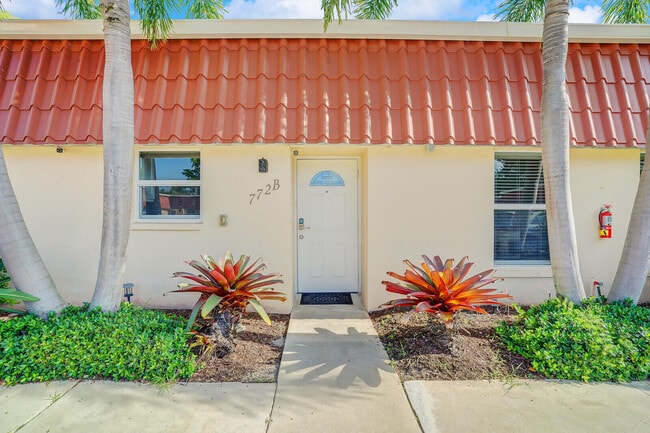 Photo - 772 Nantucket Cir Unit B