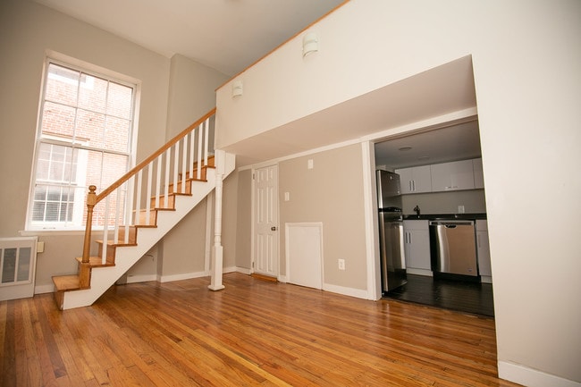 Building Photo - 927 Pine St Unit 202