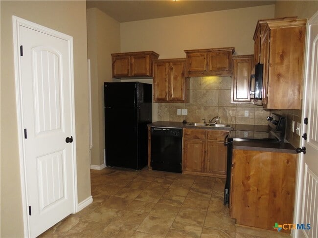 Photo - 405 Sladecek Dr