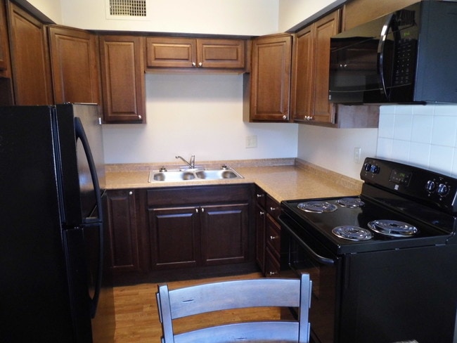 Kitchen - Warren Continental Apartments