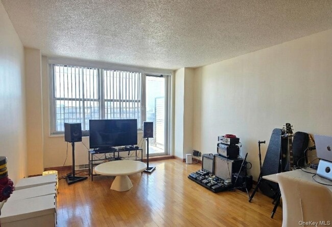 Building Photo - 41-40 Union St Unit 8S