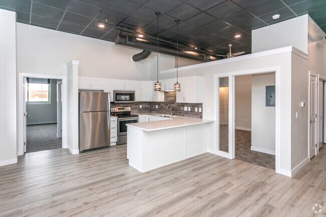 2BR, 2BA - 1,047SF
