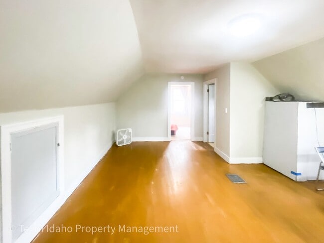 Photo - 811 E 6th St Unit 811.5 E 6th Street - Upper