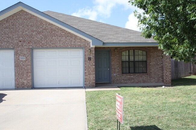 Building Photo - Close to Everything! Rental