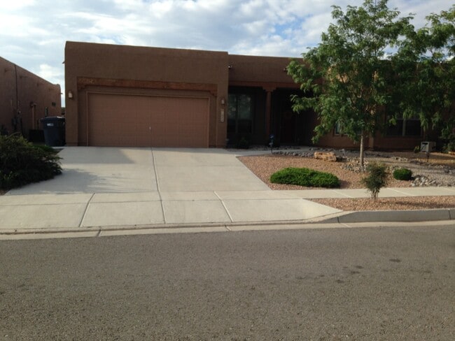 Building Photo - 1640 Arbolera Loop
