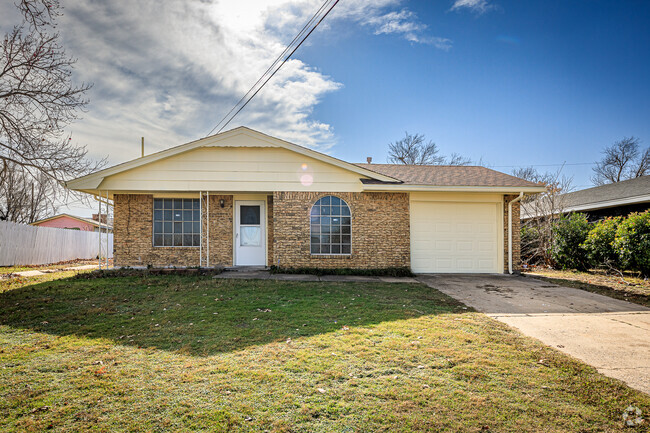 Building Photo - 4804 NW Hoover Ave Rental