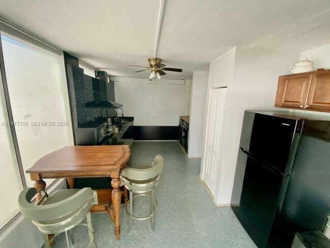 Photo - 7110 Hope St