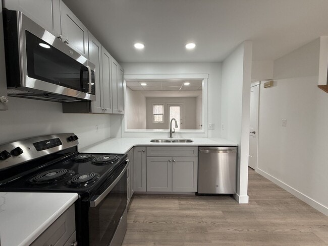 Photo - 719 W College Ave