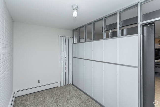 2BR, 1BA - 900 SF