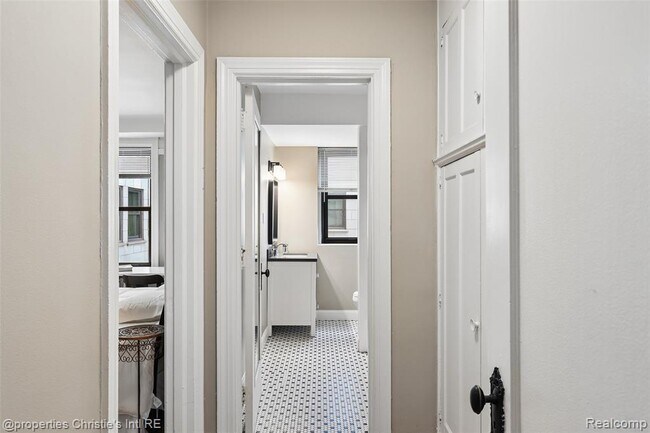 Photo - 15 E Kirby St Unit 810