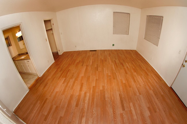 Room - 164 S 10th St