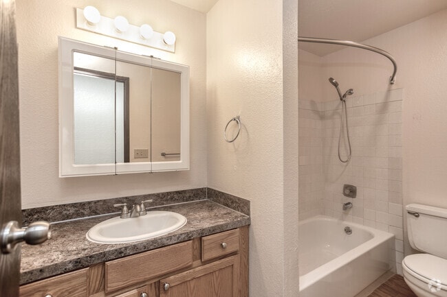 3BR, 1.5 BA - 1059 SF