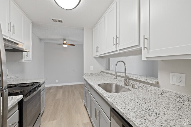 1BR, 1BA - 676 SF - Kitchen