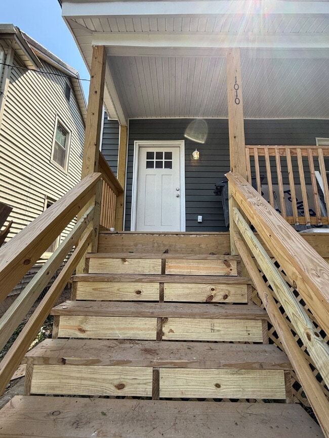 Building Photo - Completely updated home minutes from downt...