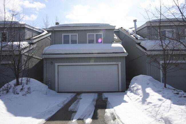Building Photo - Large 3 Bedroom Updated Townhouse w/ Fence...