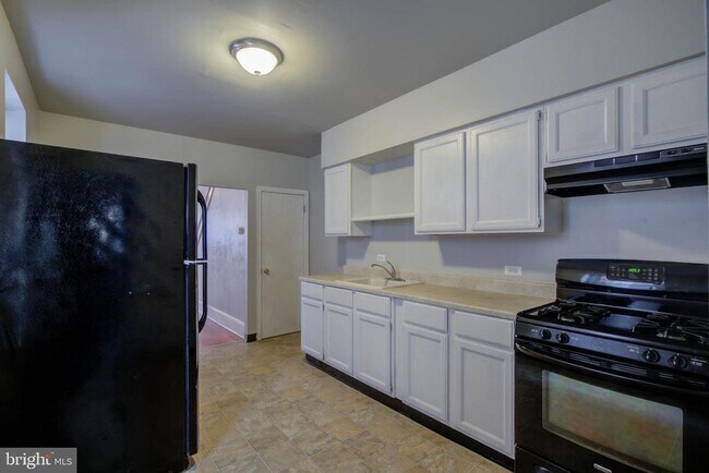 Photo - 2069 E Monmouth St