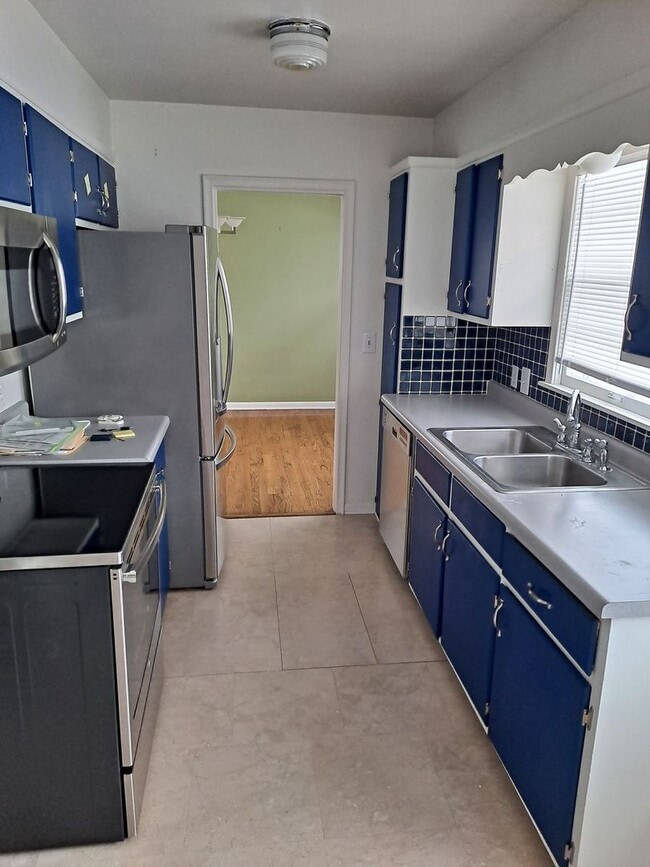 Photo - 3 bed 2 bath 1 car garage, with fenced in backyard right in Aksarben!