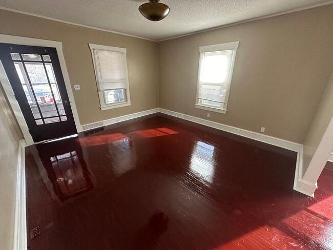 Photo - 3 Bed/1 Bath in Central Bloomington location!