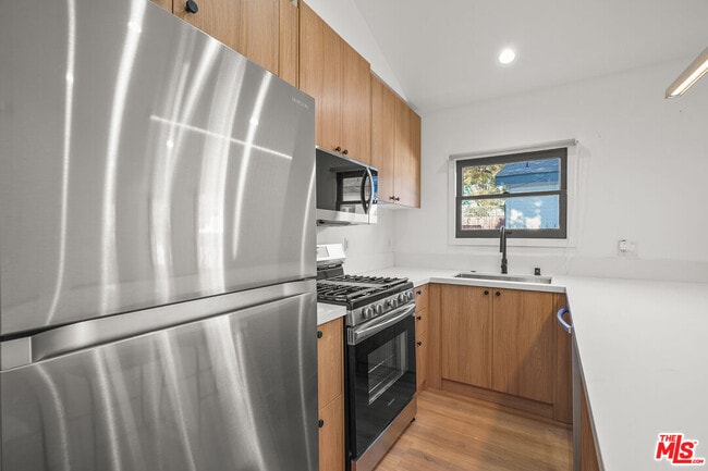 Photo - 1333 N June St