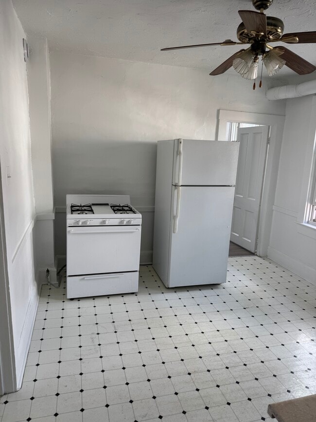 Kitchen - 1918 E 123rd St Unit 4