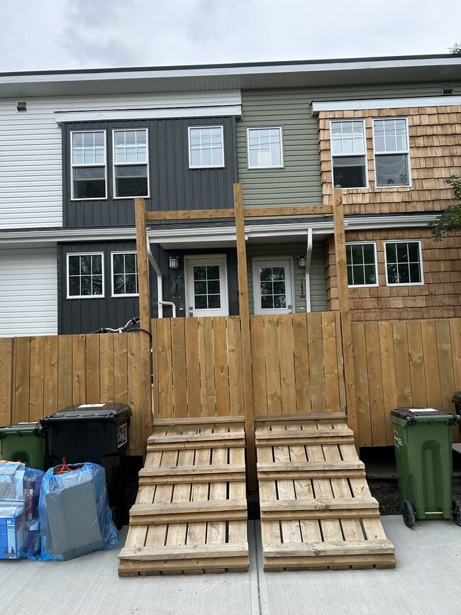 Building Photo - 11820-11861 61 St NW Unit Bsmt G4