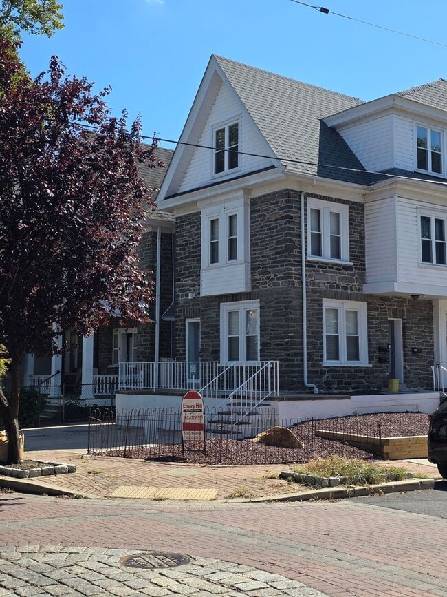 Building Photo - 420 W 22nd St Unit 2