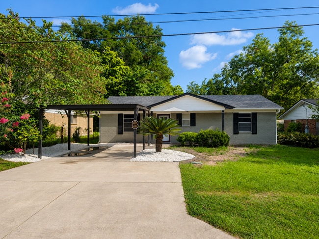 Photo - 207 W Mink St