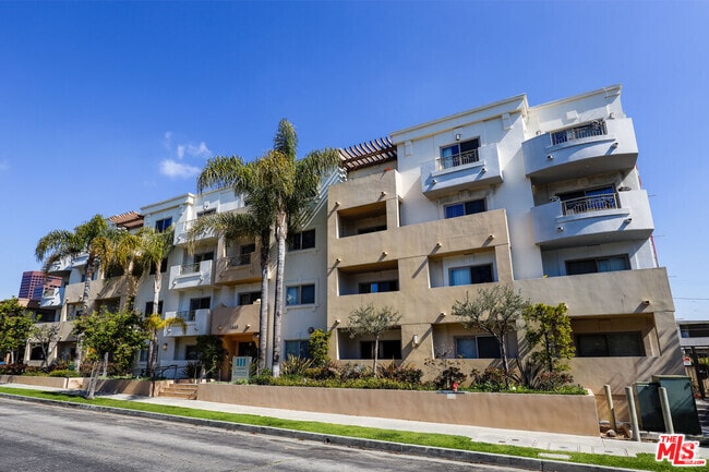 Building Photo - 1446 Armacost Ave Unit 107 Rental